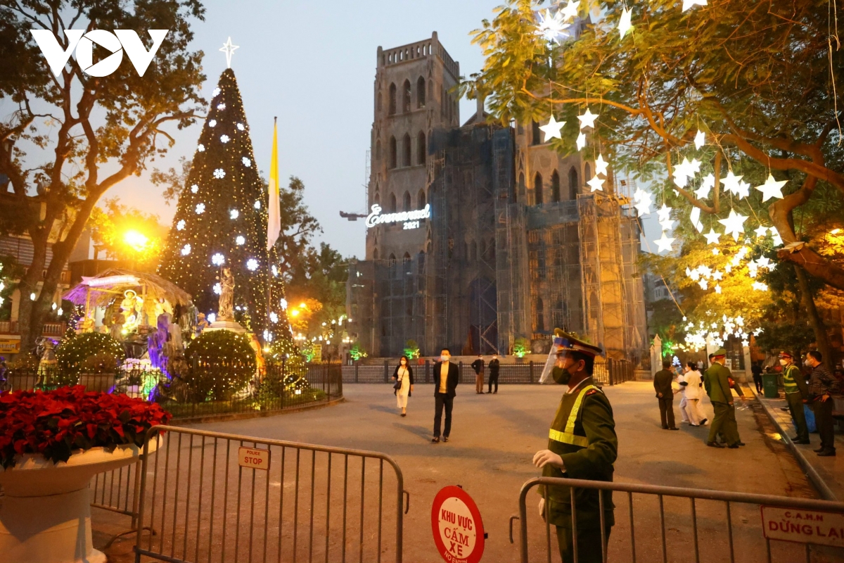 Thắt chặt an ninh trong đêm giáng sinh, nhà thờ ở Hà Nội thưa thớt người